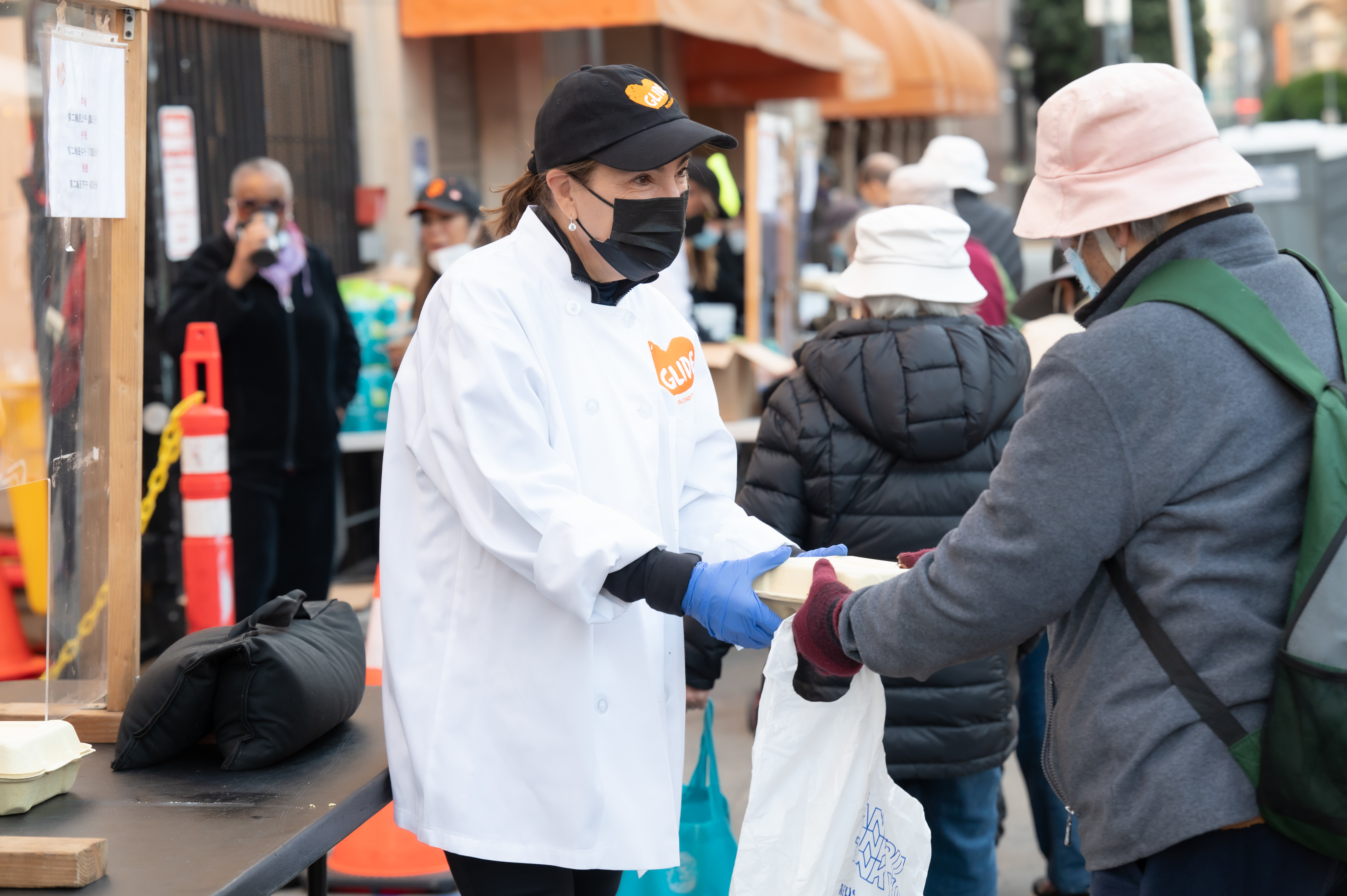 Image of Lt. Governor Kounalakis feeding the homeless with SF Glide for Thanksgiving