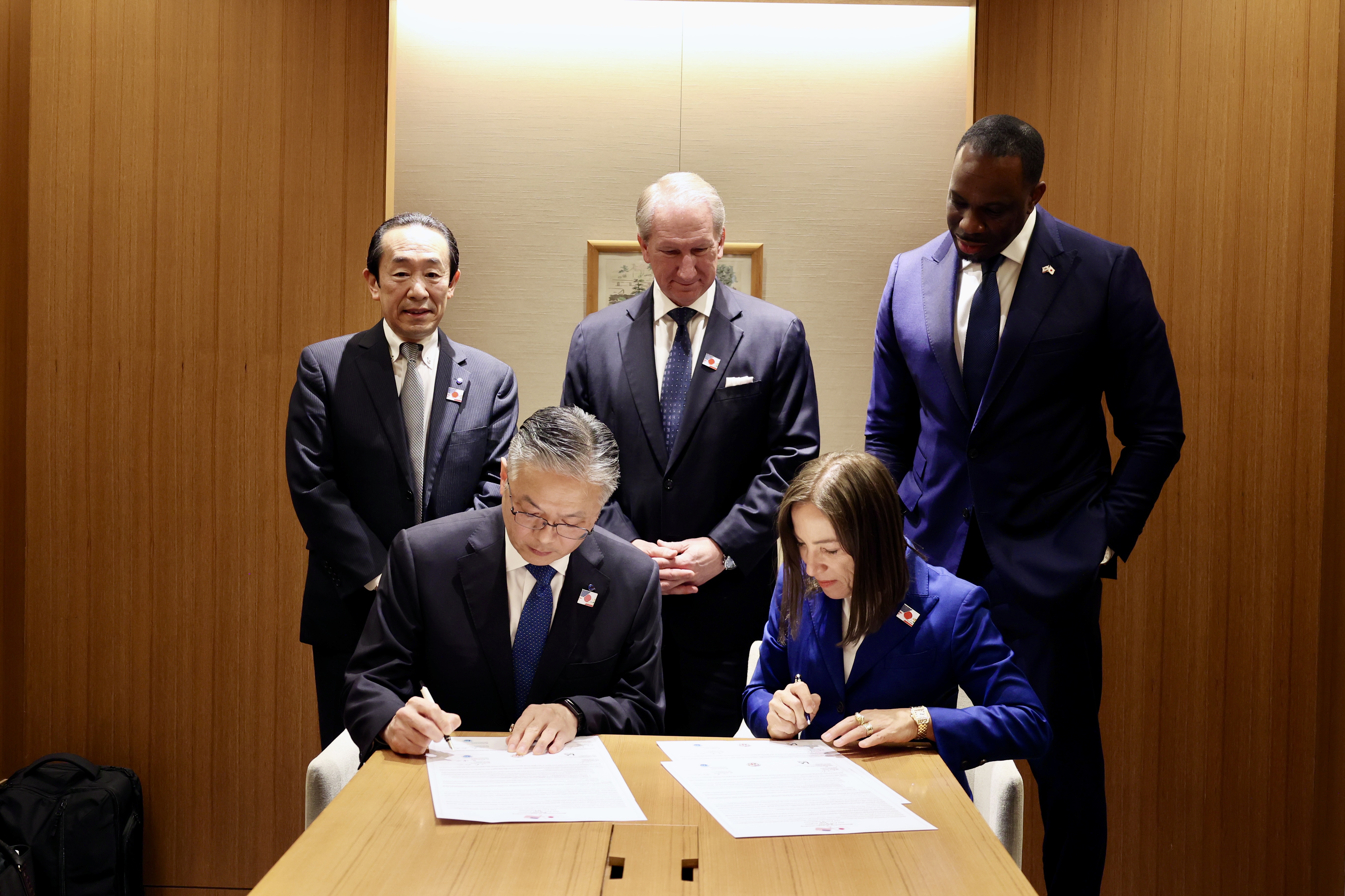 Image of Lt. Gov Kounalakis with Port officials from Japan and California to sign MOU 