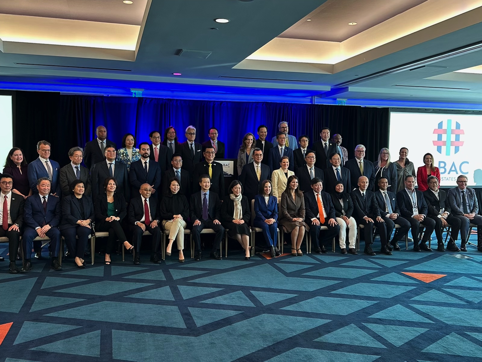 Image of Lieutenant Governor Kounalakis and other world leaders at APEC conference