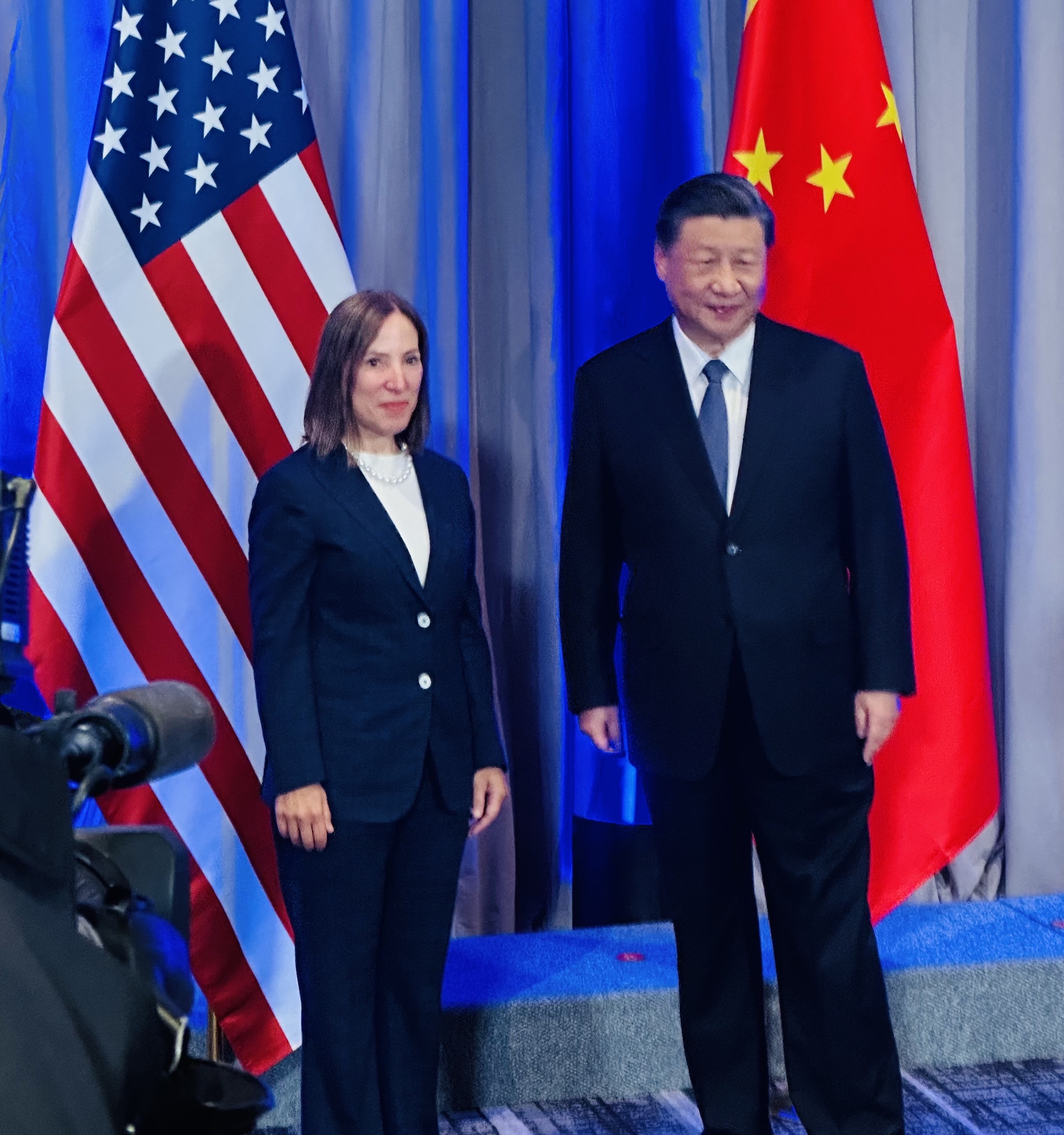 Image of Lieutenant Governor Kounalakis at APEC conference with President Xi of China