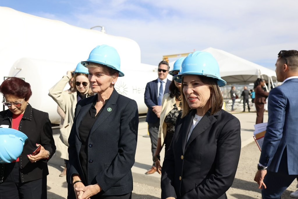 Image of Lt. Governor and Secretary Granholm at unveiling of America's first commercial direct air capture facility