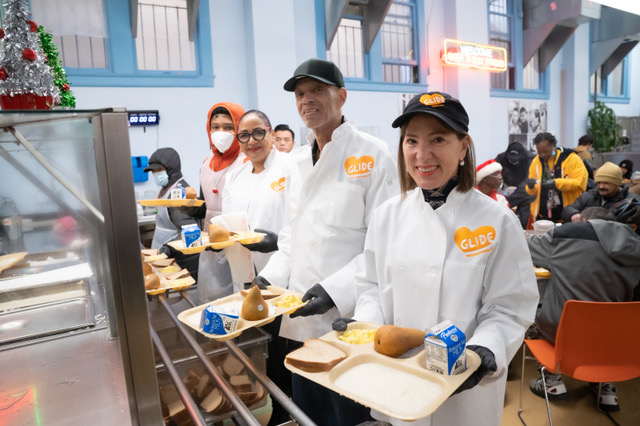 Image of Lieutenant Governor Kounalakis and volunteers serving food at GLIDE in San Francisco